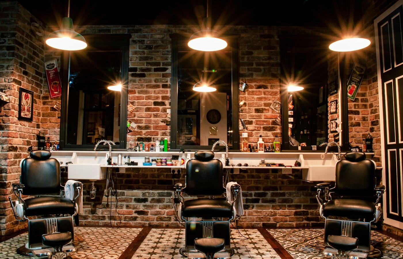 Barber chairs and mirrors inside the lounge