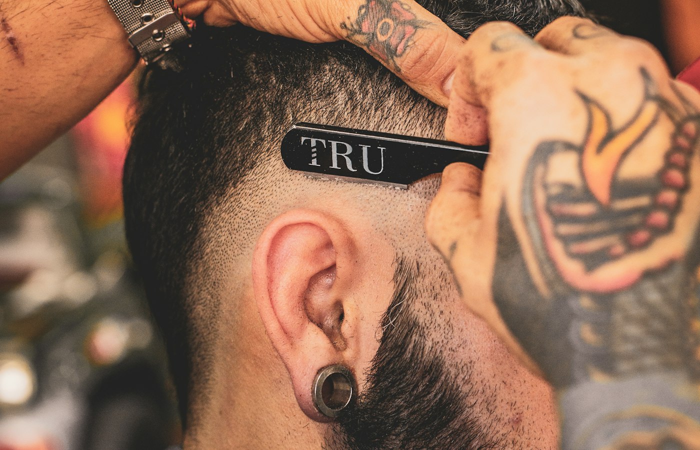 Razor line-up behind the ear